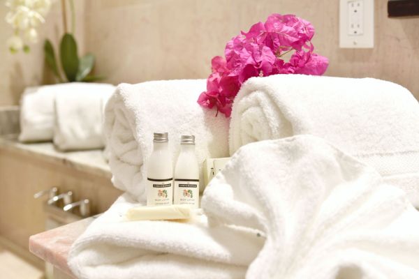 Studio bathroom detail